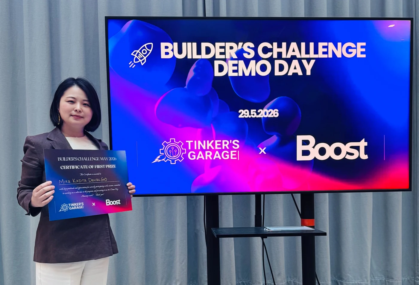 Builder’s Challenge First Prizeの賞状を持つ梶田美香